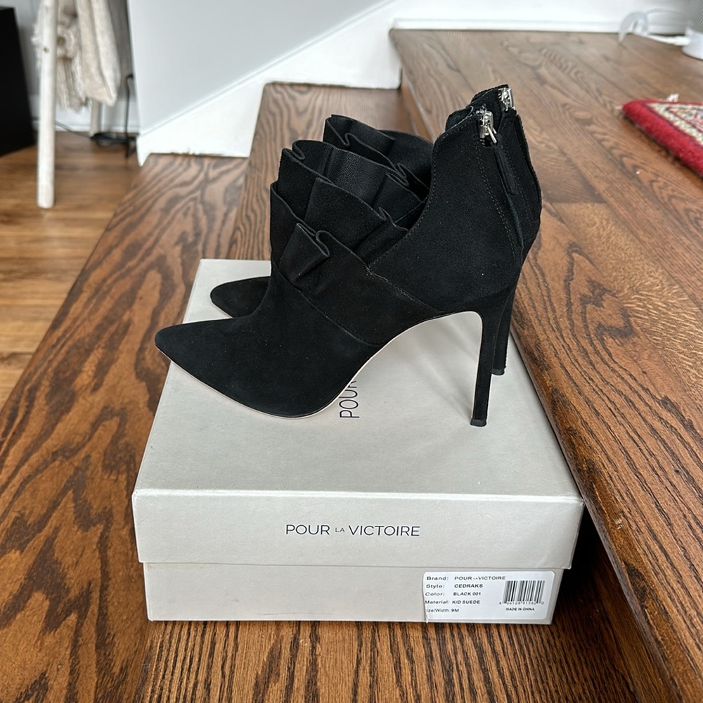 LIKE NEW! Pour la Victoire, black kid suede heel, size 9M, box+shoe bag included